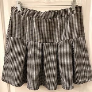 LAST CHANCE! EUC Women’s Black and White Plaid Pleated Mini Skirt Size L